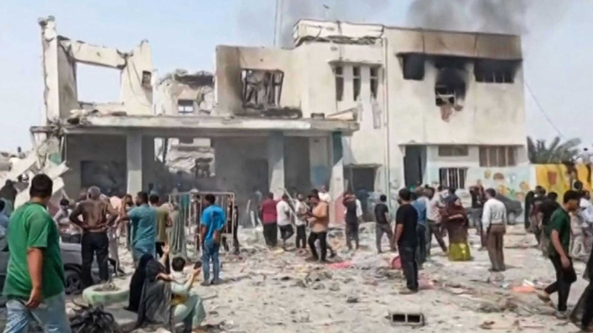 Laut iranischem Staatsfernsehen zeigt das Bild die beschädigte Mädchenschule in der Provinz Hormusgan nach US- und israelischen Luftangriffen. Nach iranischen Angaben wurden 24 Menschen getötet.