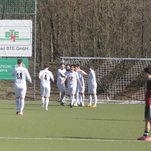 Zu früh gefreut: Der 1. FC Niederkassel II bejubelt den „Blitzstart“, geht am Ende aber leer aus.