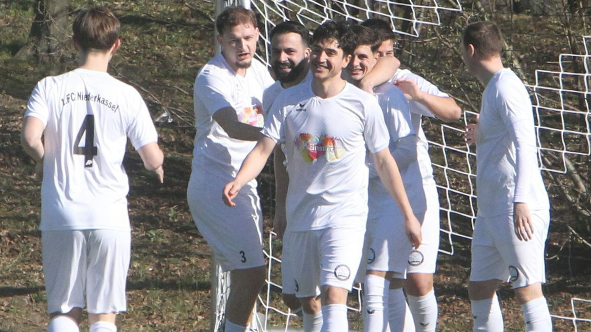 Zu früh gefreut: Der 1. FC Niederkassel II bejubelt den „Blitzstart“, geht am Ende aber leer aus.