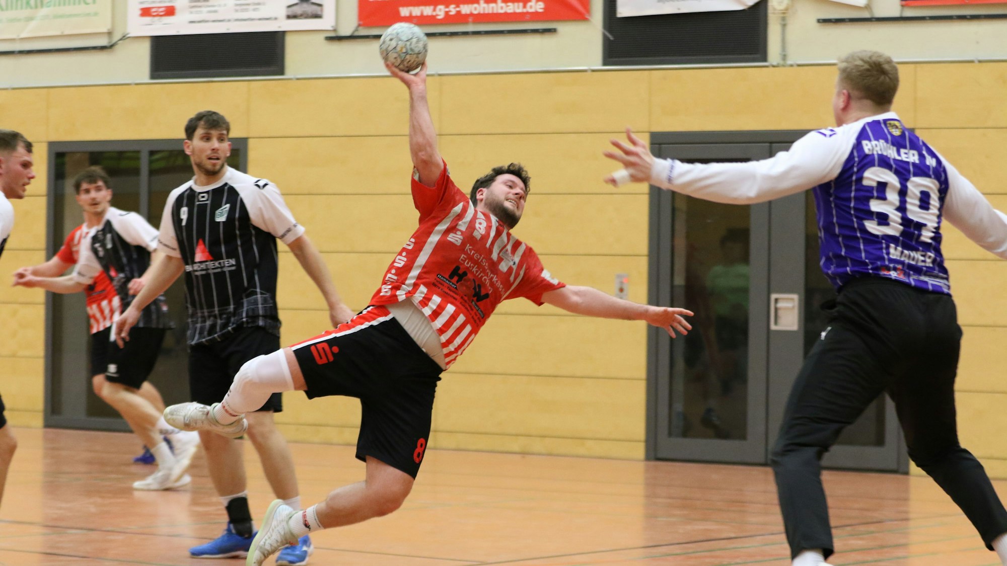 Seinen ganzen Körper wirft Tobias Bünder hier hinein: Der Arme ist maximal ausgestreckt, der gegnerische Torwart steht direkt vor ihm.