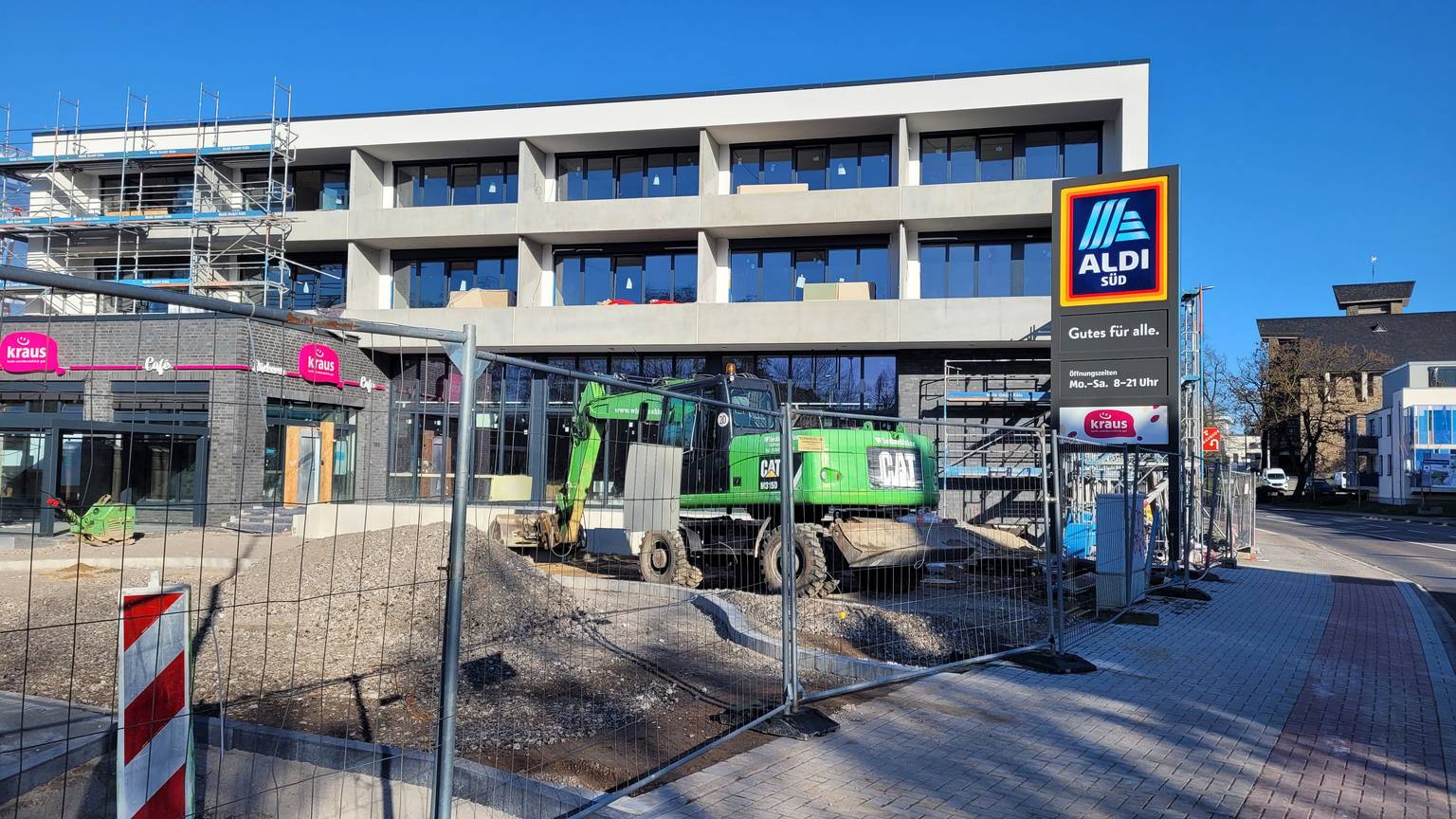 Ein Neubau, davor Baumaschinen und ein Aldi-Schild.