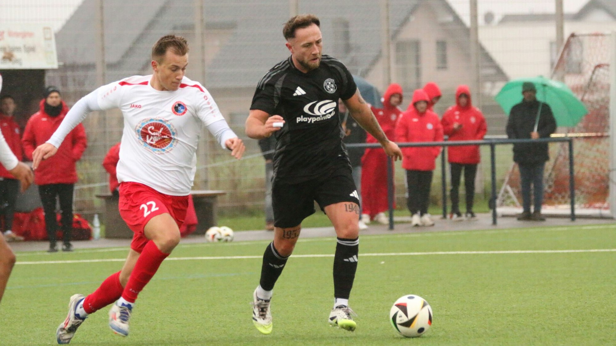 Nico Berekoven läuft mit dem Ball, von hinten nähert sich ein Gegenspieler aus Eilendorf.