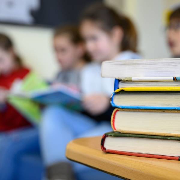 Kinder lesen in einer Grundschule.