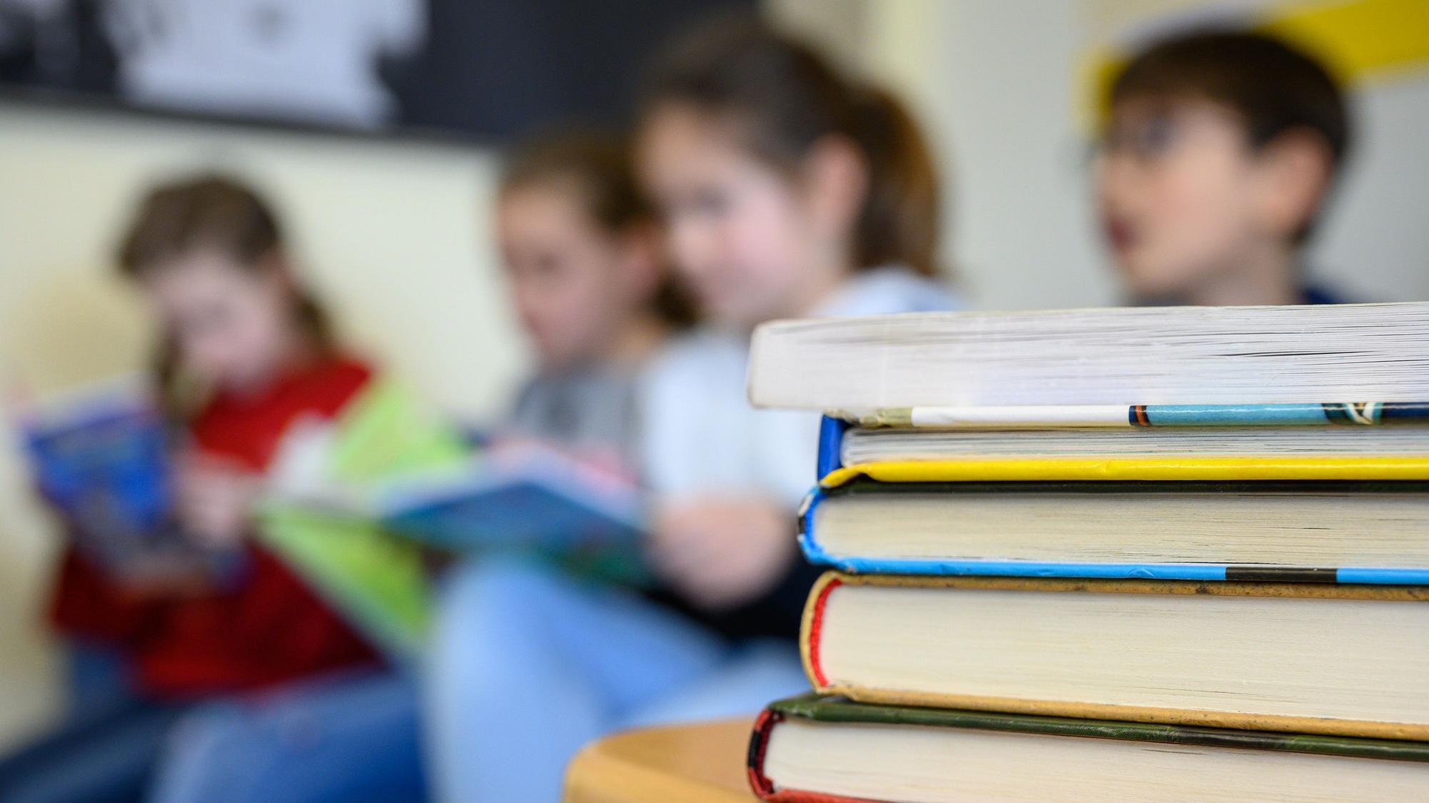 Kinder lesen in einer Grundschule.