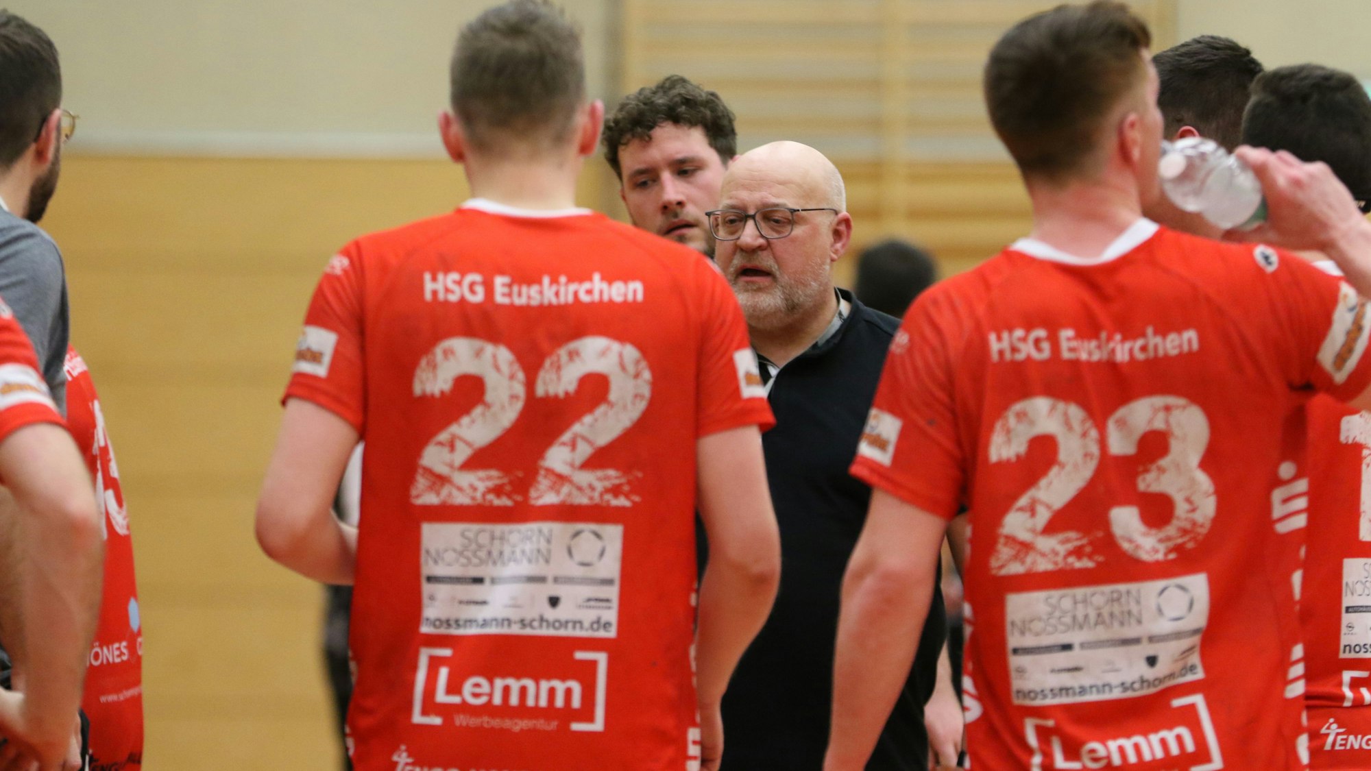 Euskirchens Trainer Frank Rösgen (M.) steht während einer Auszeitphase im Kreis seiner Mannschaft.