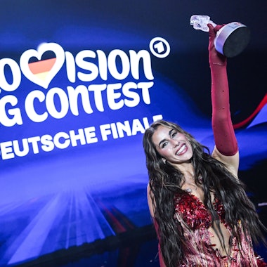 Das Bild zeigt Sarah Engels auf der Bühne in Berlin.