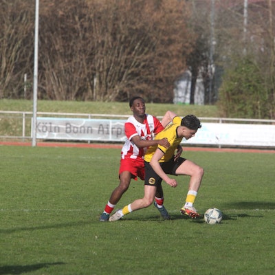 Nathan Kunzika (links)