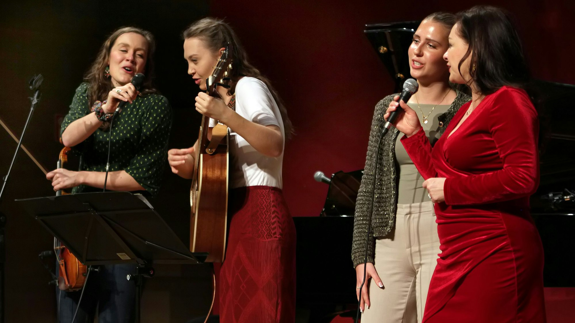 Das Bild zeigt mehrere junge Frauen auf der Bühne.