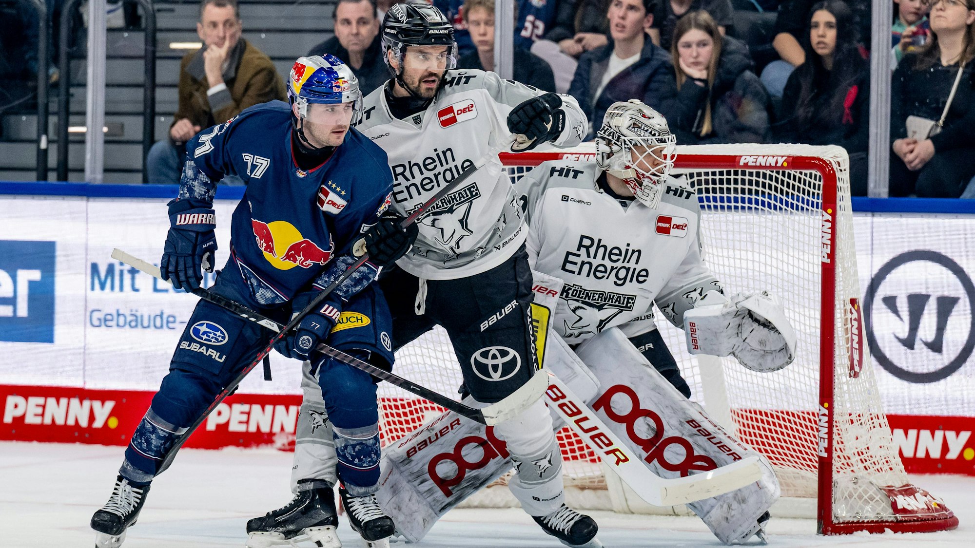 Dichtgehalten: Verteidiger Oliwer Kaski (Mitte) und Torhüter Janne Juvonen verteidigen gegen Münchens Adam Brooks und ließen in 60 Minuten keinen gegentreffer zu.