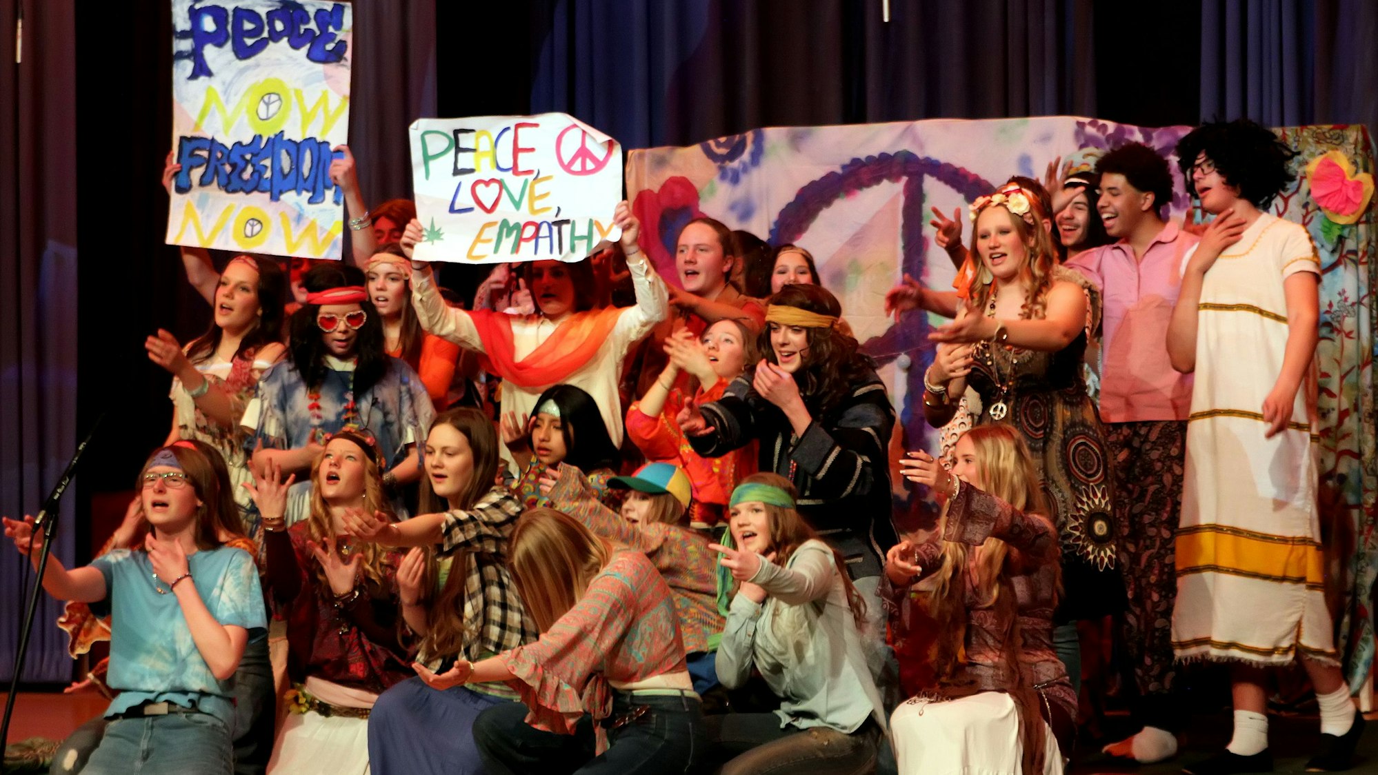 Das Bild zeigt Schüler der Waldorfschule Erftstadt auf der Bühne.