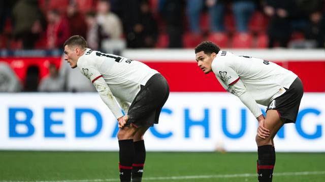 Hauptdarsteller: Patrik Schick (l,) und Jarell Quansah nach Leverkusens 1:1 gegen Mainz.
