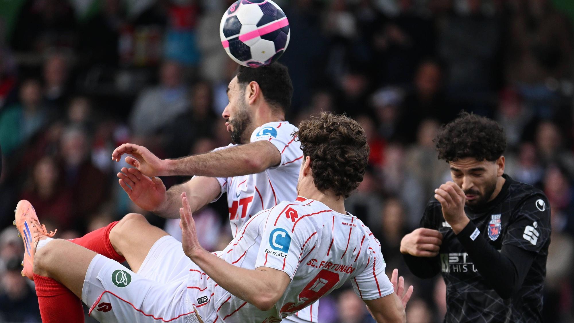 01.03.2026, xophax, Fussball Regionalliga West. SC Fortuna Köln gegen Bonner SC. Enzo Wirtz und Hamadi Al Ghaddioui , links beide SC Fortuna Köln und Bilal - Badr Ksiouar Bonner SC , rechts Koeln *** 01 03 2026, xophax, Soccer Regionalliga West SC Fortuna Köln vs Bonner SC Enzo Wirtz and Hamadi Al Ghaddioui , left both SC Fortuna Köln and Bilal Badr Ksiouar Bonner SC , right Koeln