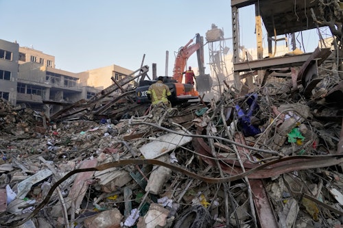 02.03.2026, Iran, Teheran: Mitarbeiter des Zivilschutzes begutachten die Trümmer einer Polizeistation, nachdem diese im Rahmen der gemeinsamen amerikanisch-israelischen Militäraktion in Teheran getroffen wurde.