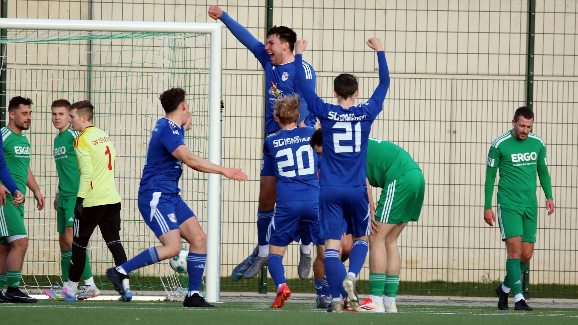 Dino Halilic springt nach seinem Ausgleichstreffer in der Nachspielzeit hoch. Seine Mitspieler jubeln. Einige Sötenicher lassen die Köpfe hängen.