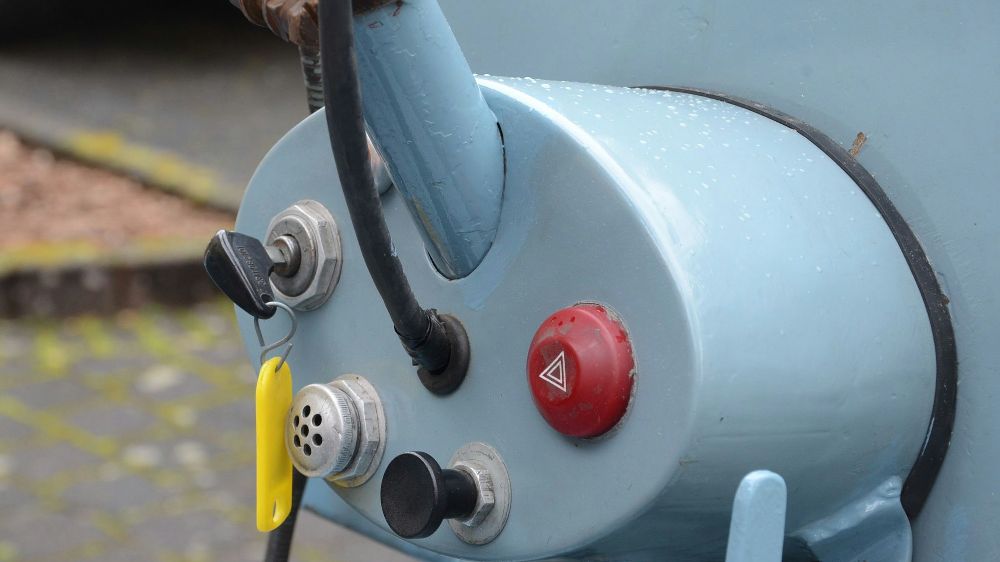 Mit Knopf für die Warnblinkanlage: das Armaturenbrett.