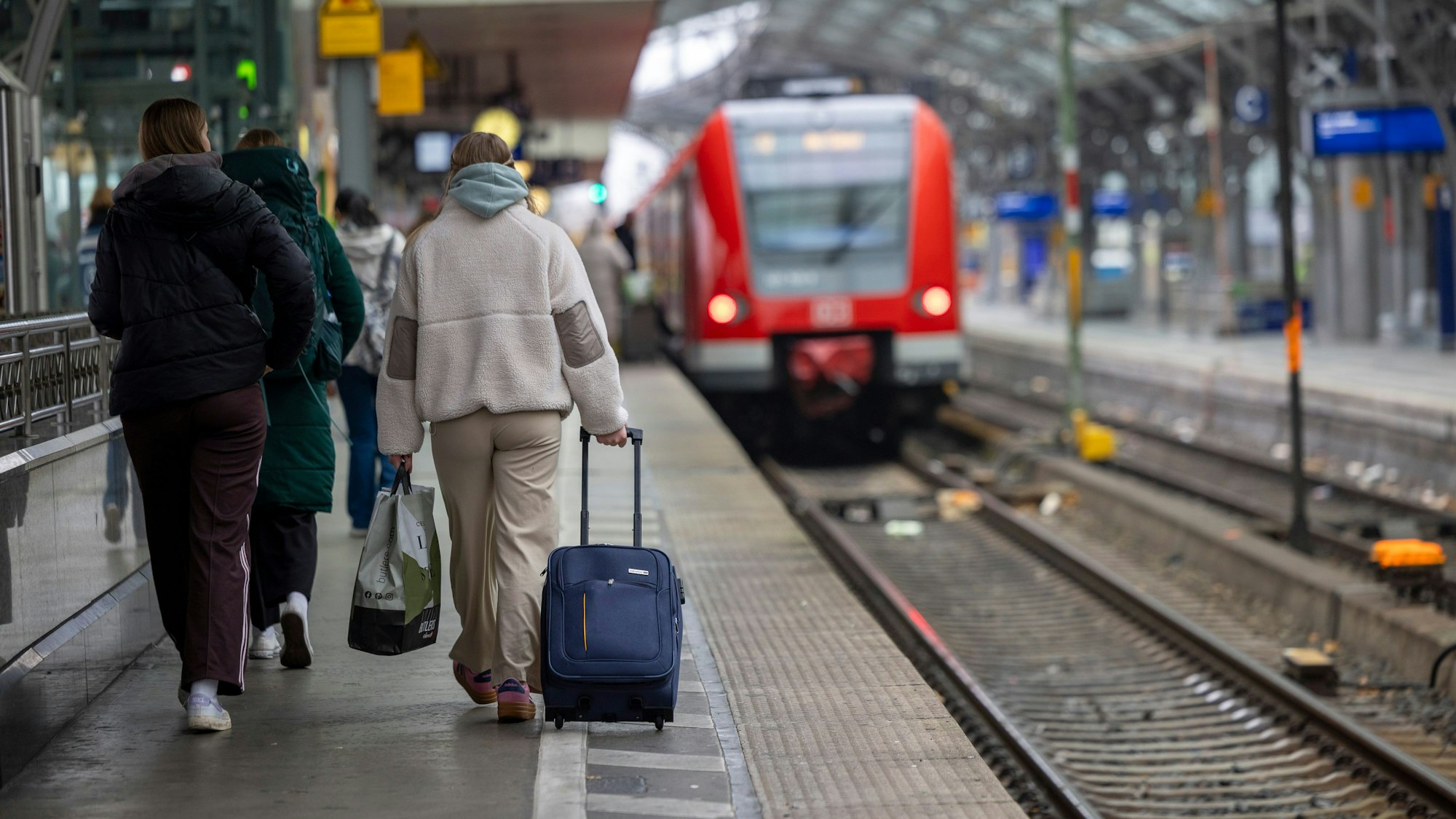 Eine Bahn im Kölner Hauptbahnhof. (Archivfoto)