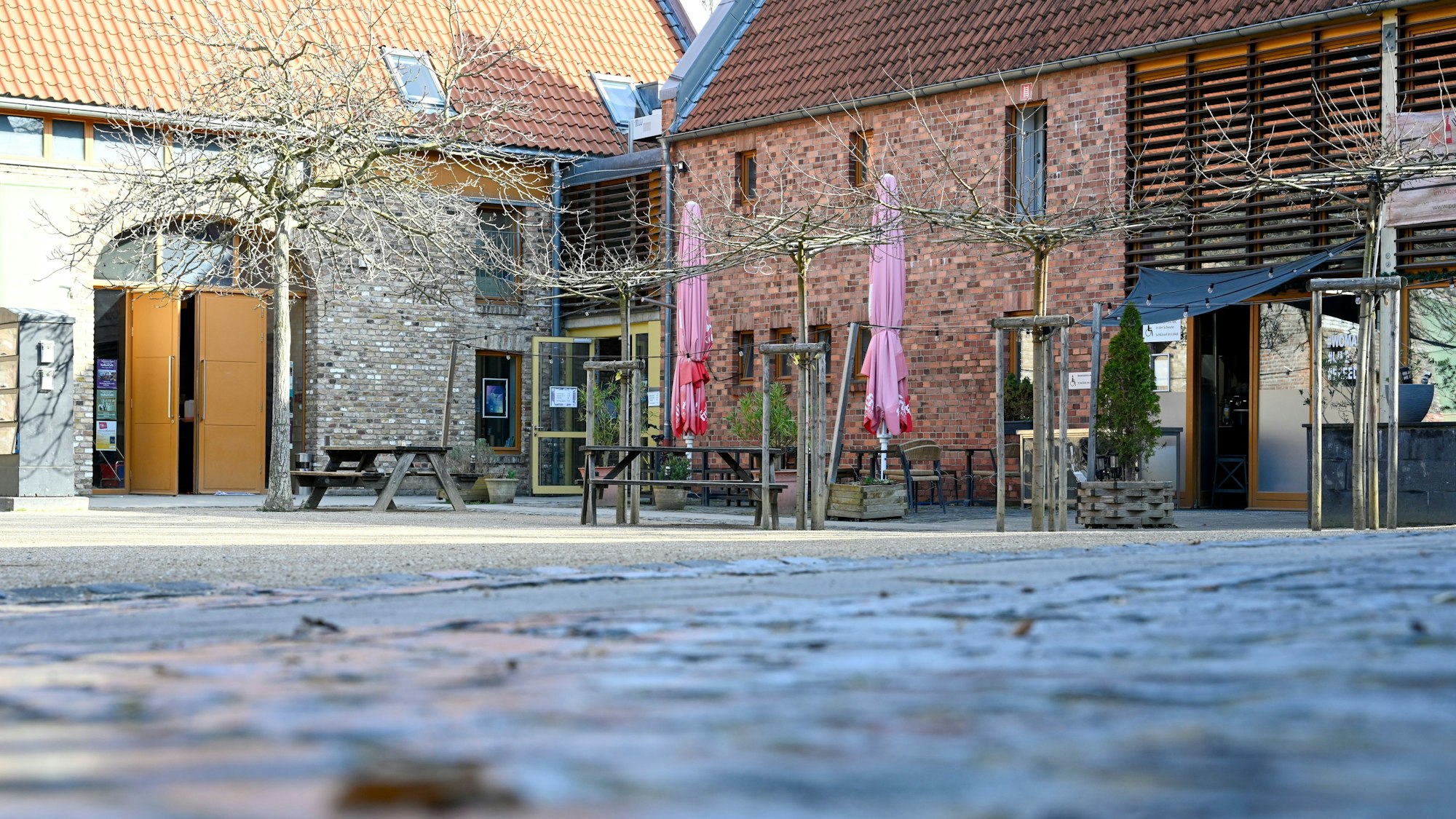 Eine Hofanlage mit Gebäuden ist zu sehen.