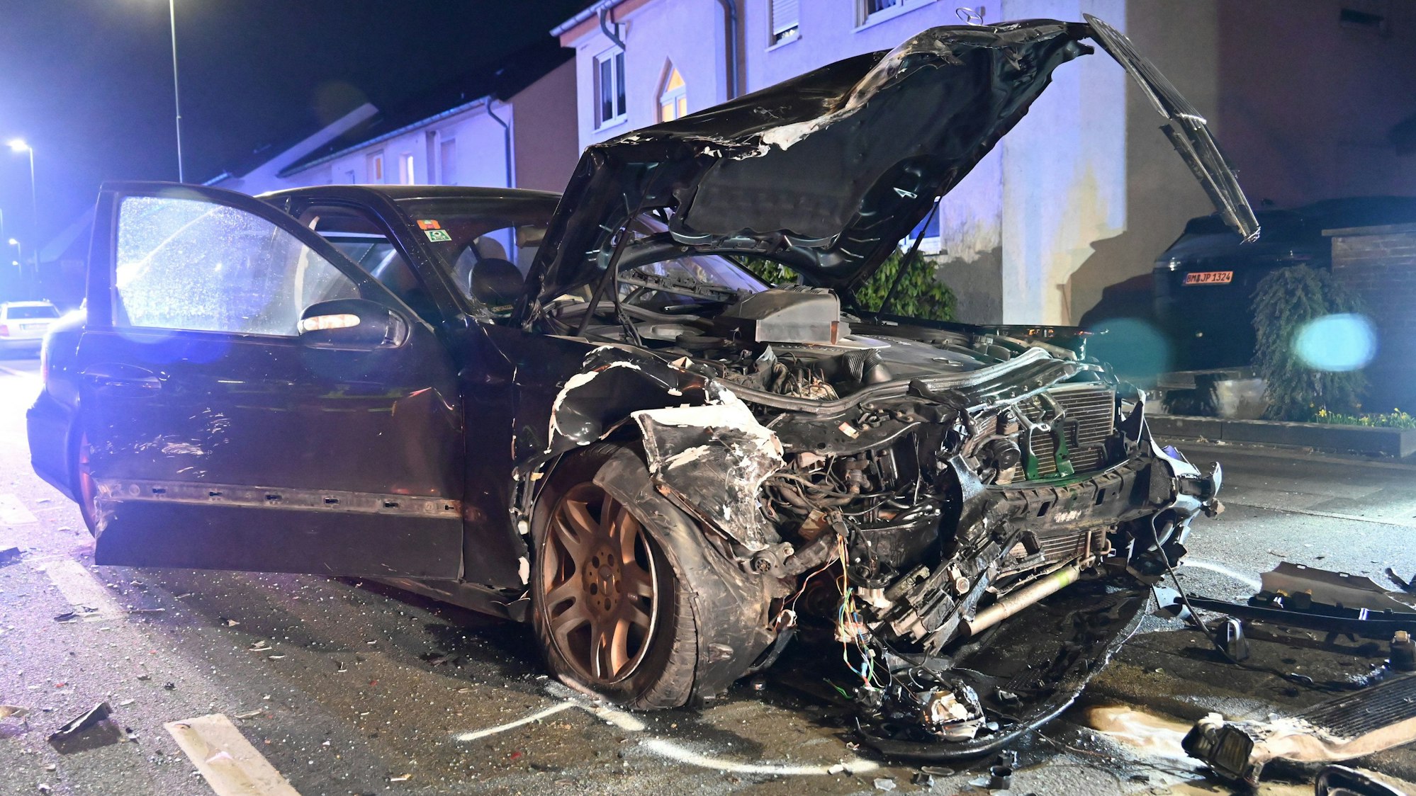 In Kerpen-Blatzheim sind zwei Autos ineinandergefahren. Die Dürener Straße war für die Dauer der Unfallaufnahme zwischen der Ortseinfahrt und der Wasserburg gesperrt.