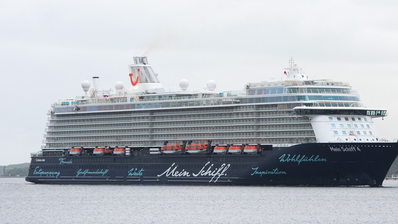 In der Nähe des Kreuzfahrtschiffes „Mein Schiff 4“ in Abu Dhabi schlugen Drohnen ein.