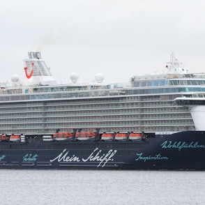 Das Archivfoto zeigt das Kreuzfahrtschiff „Mein Schiff 4“ in Kiel auf der Förde.