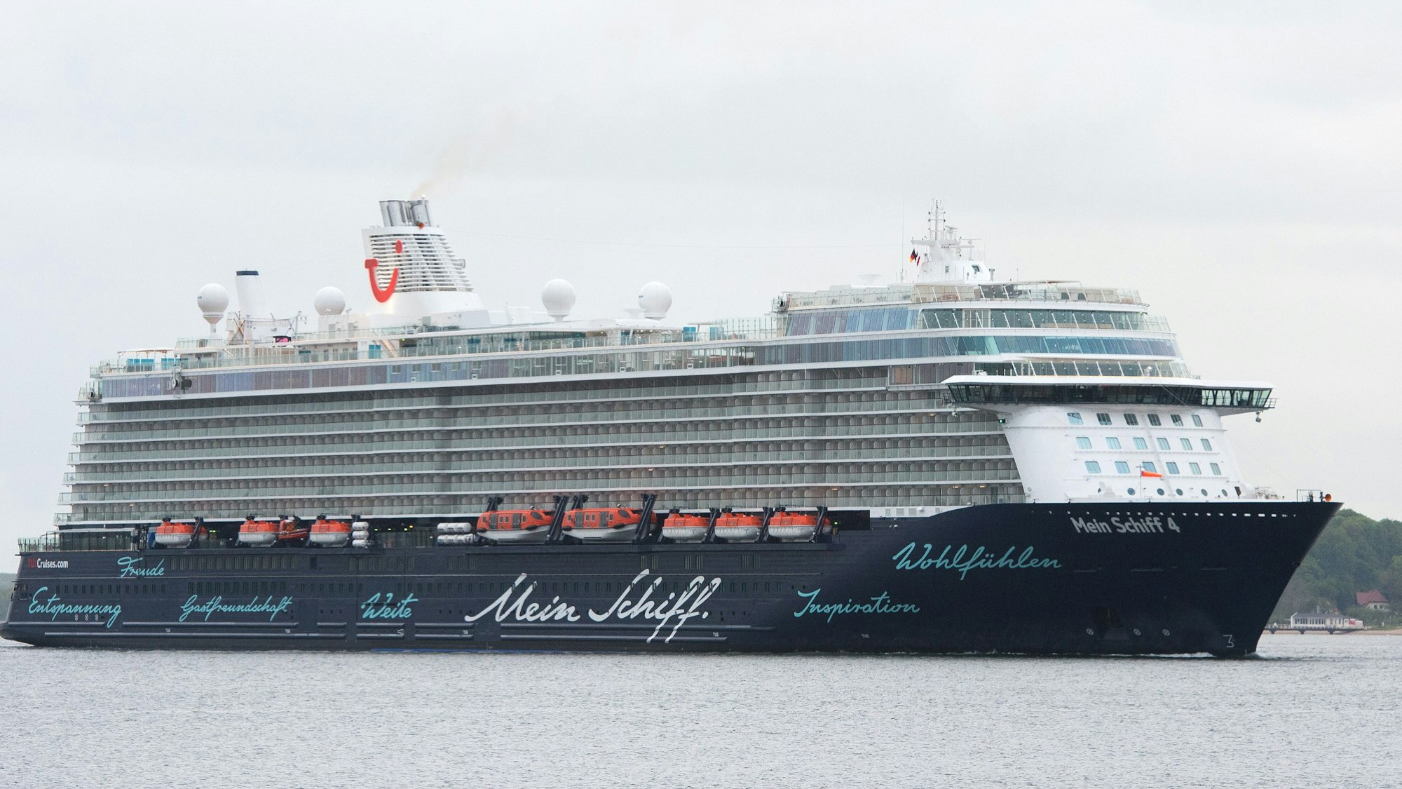 Das Archivfoto zeigt das Kreuzfahrtschiff „Mein Schiff 4“ in Kiel auf der Förde.