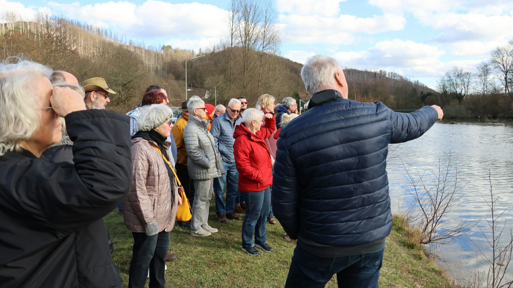 Das Bild zeigt teilnehmer der naturkundlichen Wanderung zum Stausee zwischen den Engelskirchener Ortschaften Osberghausen und Oesinghausen.