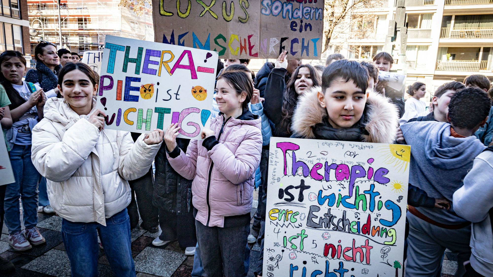 Farbenfrohe Plakate bei der Demonstration für mehr Inklusion am Montag auf dem Theo-Burauen-Platz.