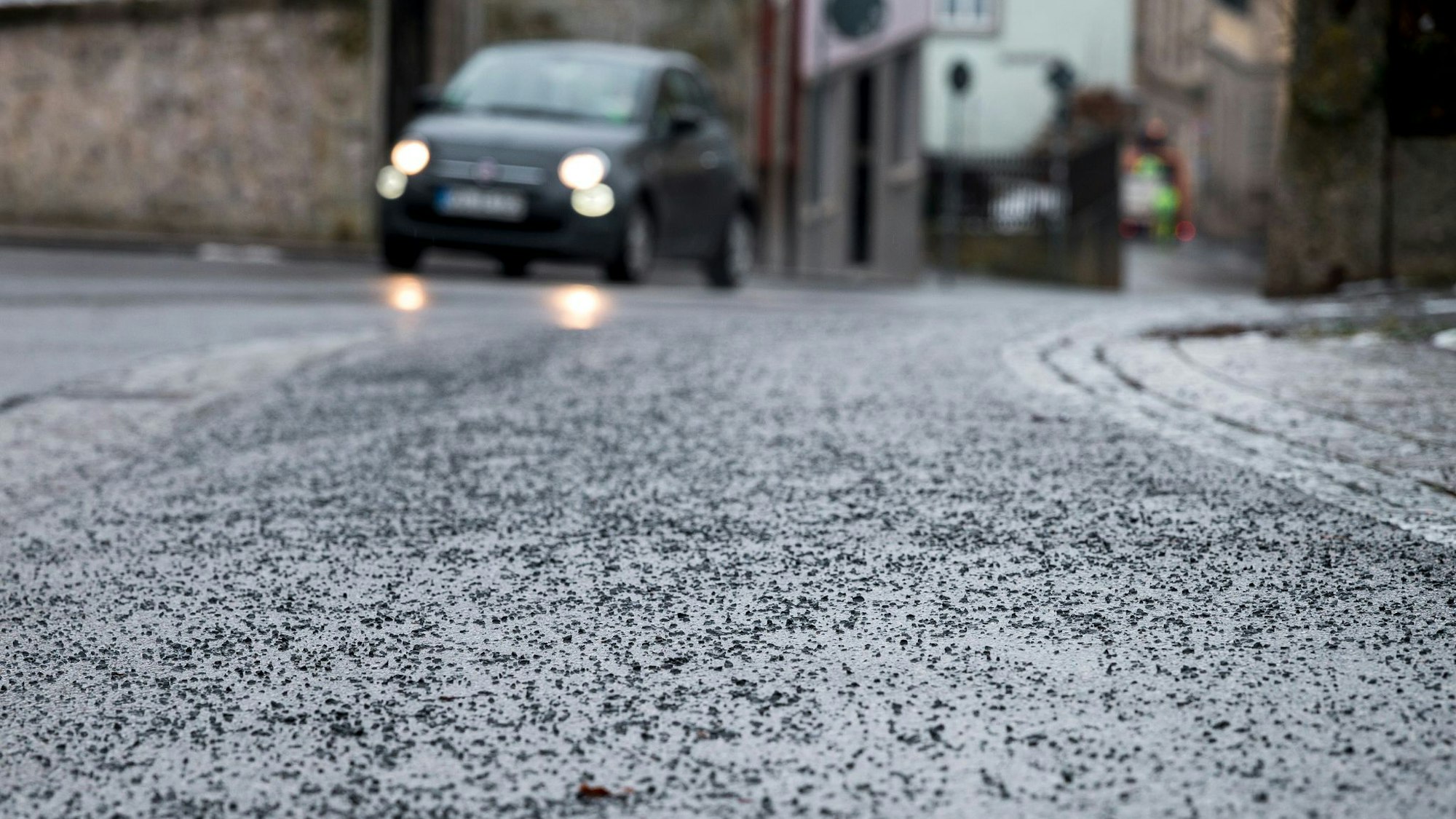 Es knirscht unter den Füßen: Nach dem Tauwetter liegt vielerorts noch Streugut auf den Gehwegen.