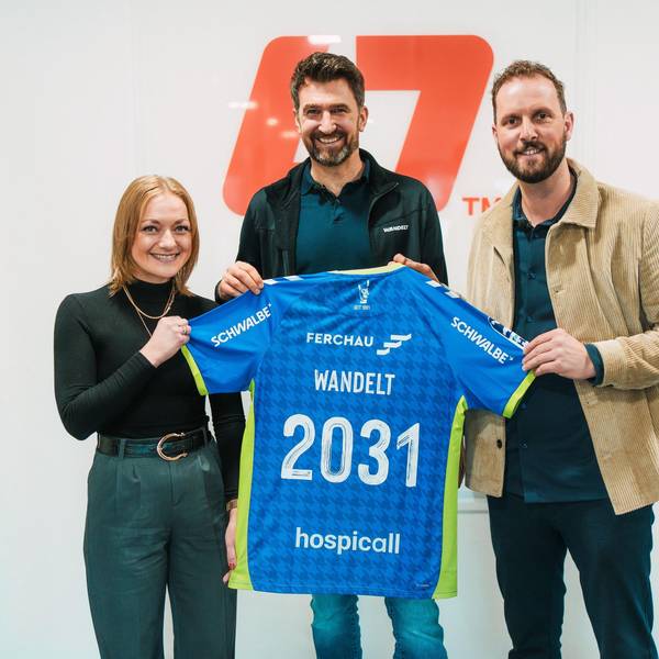 Die drei Vertreter vom VfLmund Wandelt präsentieren ein Trikot mir der symbolischen Nummer 2031.