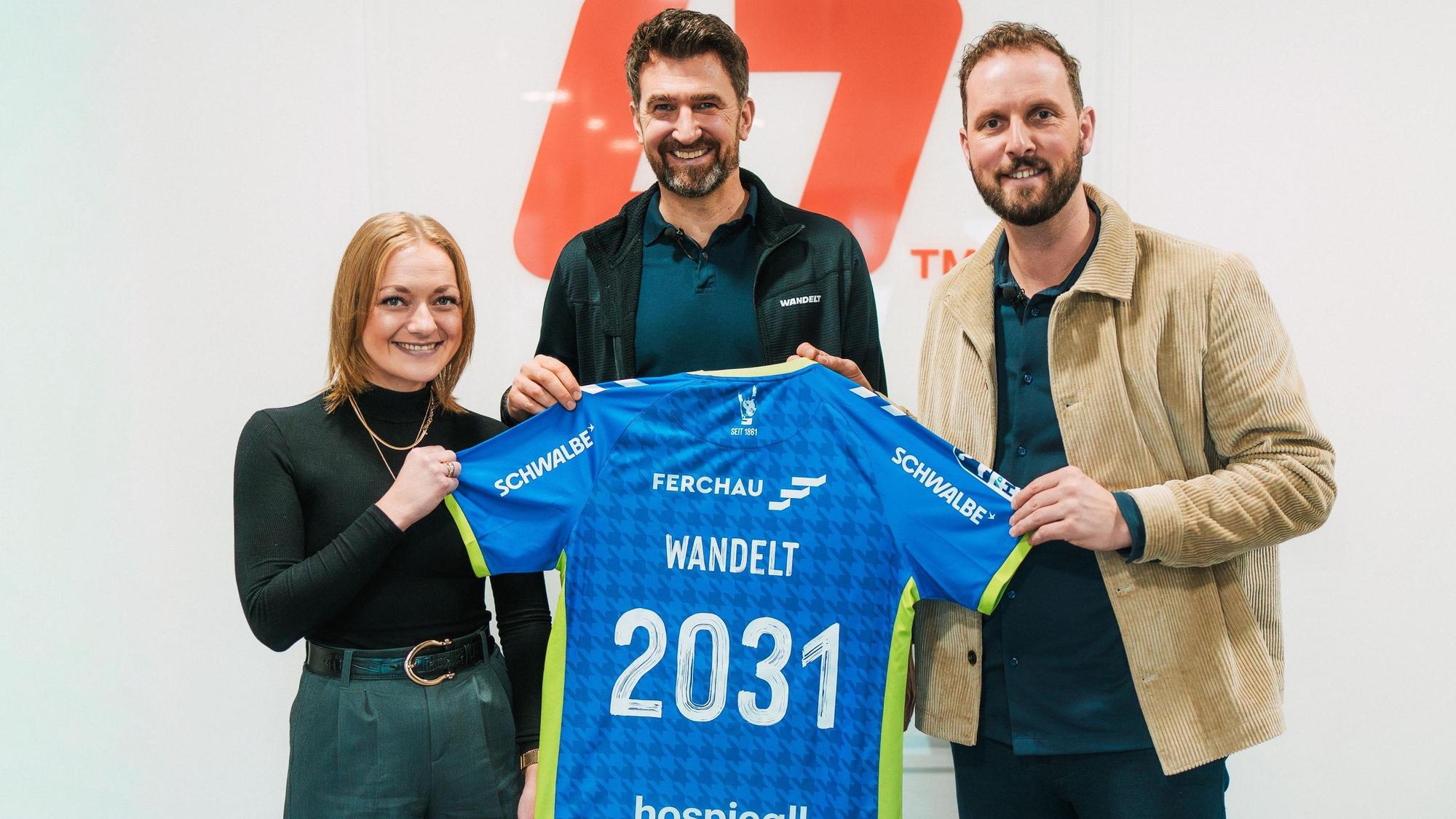 Die drei Vertreter vom VfLmund Wandelt präsentieren ein Trikot mir der symbolischen Nummer 2031.
