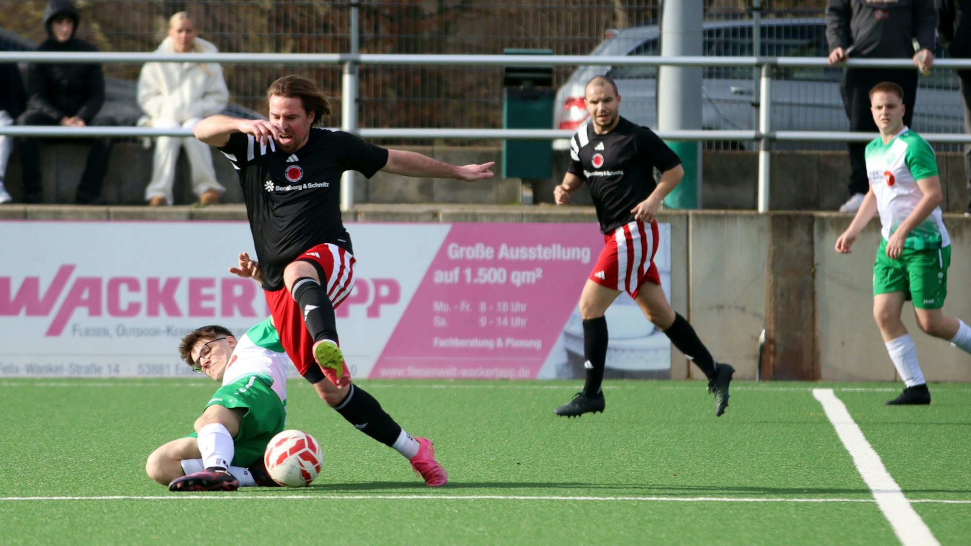 Vernichs Simon Ratmann grätscht nach einem Ball, der von Lukas Goetz geführt wird.