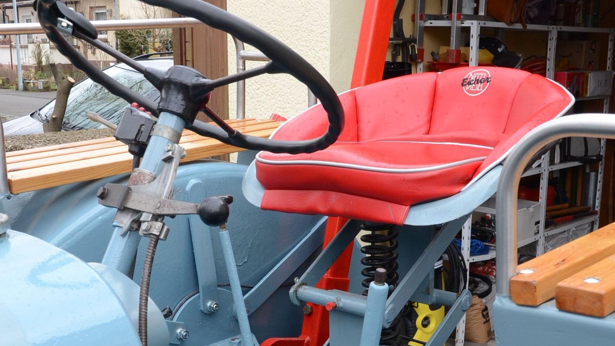 Bernd Lescrinier aus Troisdorf-Friedrich-Wihelms-Hütte hat in jahrelanger Arbeit einen Traktor aus dem Jahr 1958 restauriert
der rote Sitz ist "nicht bequem, aber original"