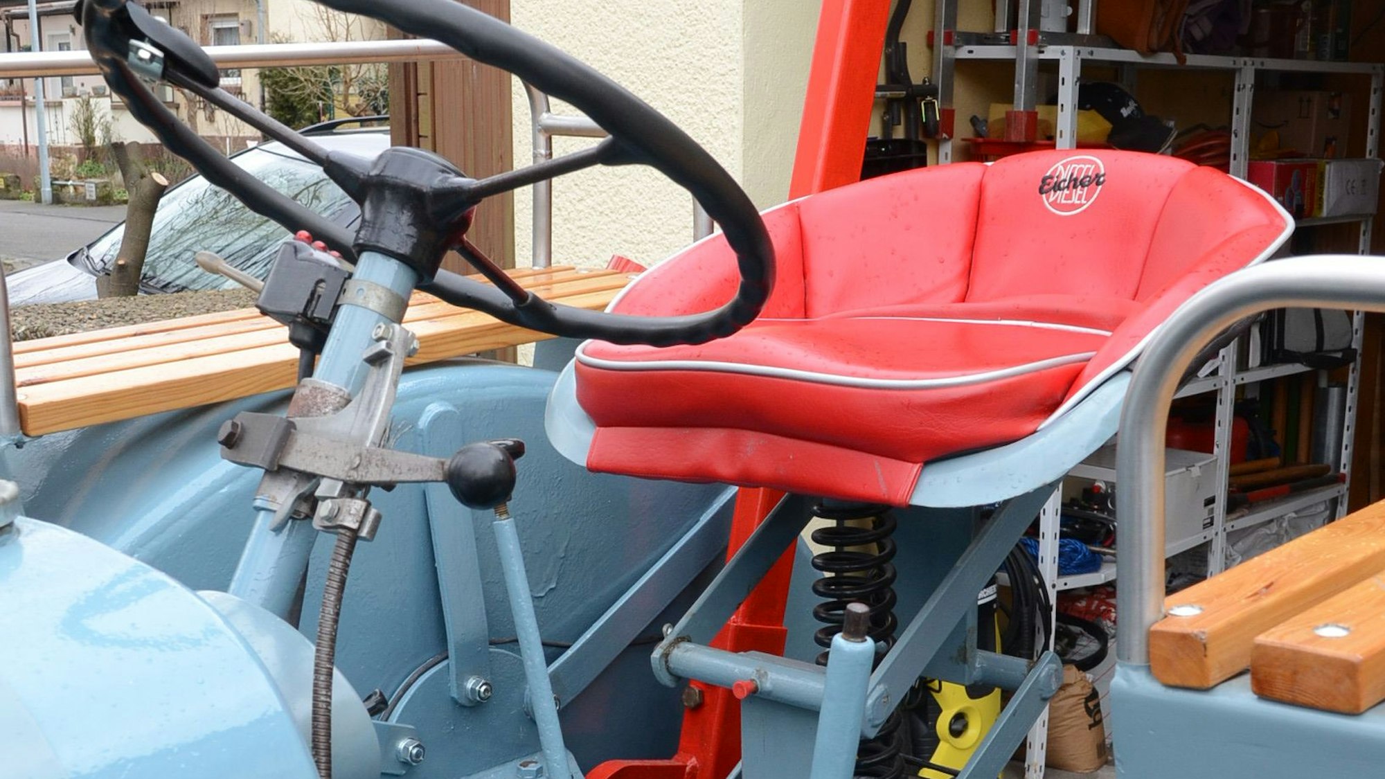 Bernd Lescrinier aus Troisdorf-Friedrich-Wihelms-Hütte hat in jahrelanger Arbeit einen Traktor aus dem Jahr 1958 restauriert
der rote Sitz ist "nicht bequem, aber original"