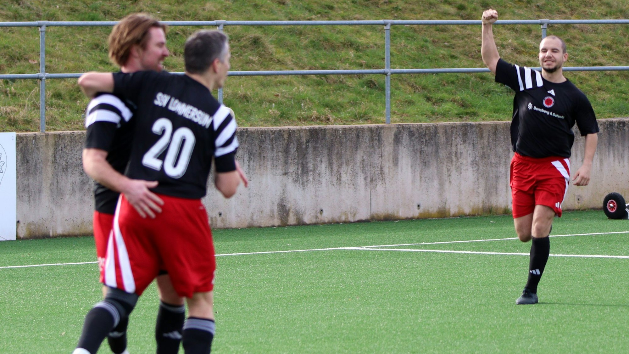 Maurice Hergarten läuft mit erhobener Faust jubelnd auf Vorlagengeber Witali Rempel zu.