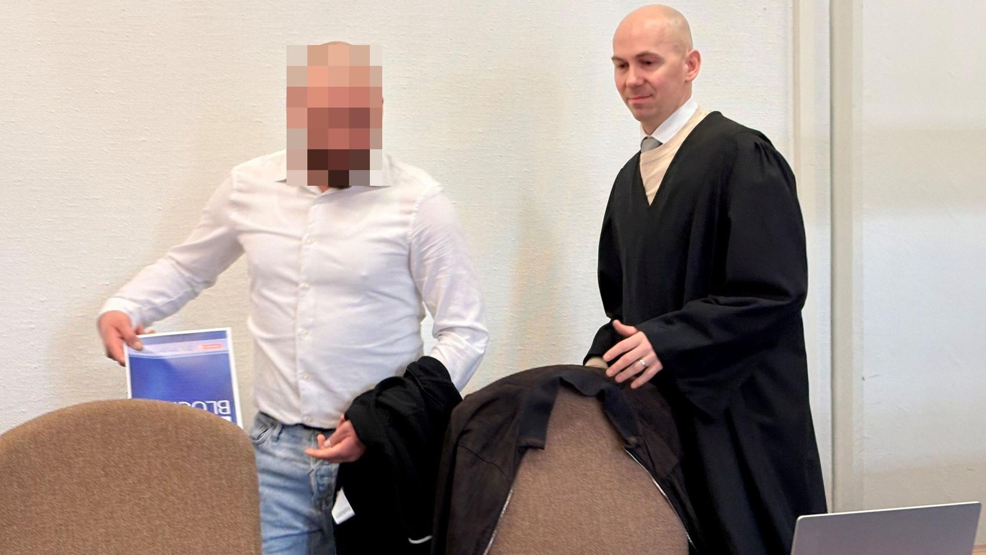 Der Angeklagte mit seinem Verteidiger Jonas Bau beim Prozessauftakt im Landgericht Köln