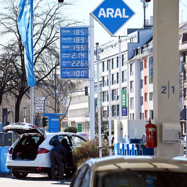 Durch den Krieg im Nahen Osten steigen auch in Köln die Spritpreise – wie auf der Anzeige einer Tankstelle auf der Riehler Straße sichtbar.