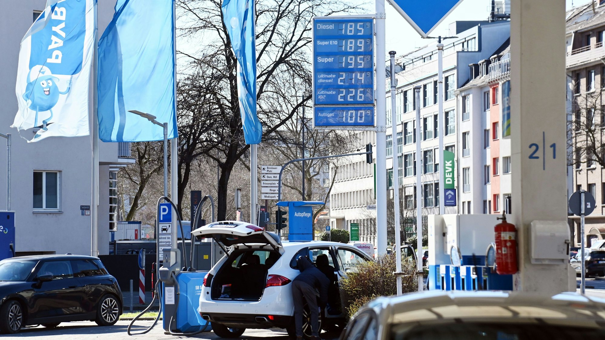 Durch den Krieg im Nahen Osten steigen auch in Köln die Spritpreise – wie auf der Anzeige einer Tankstelle auf der Riehler Straße sichtbar.