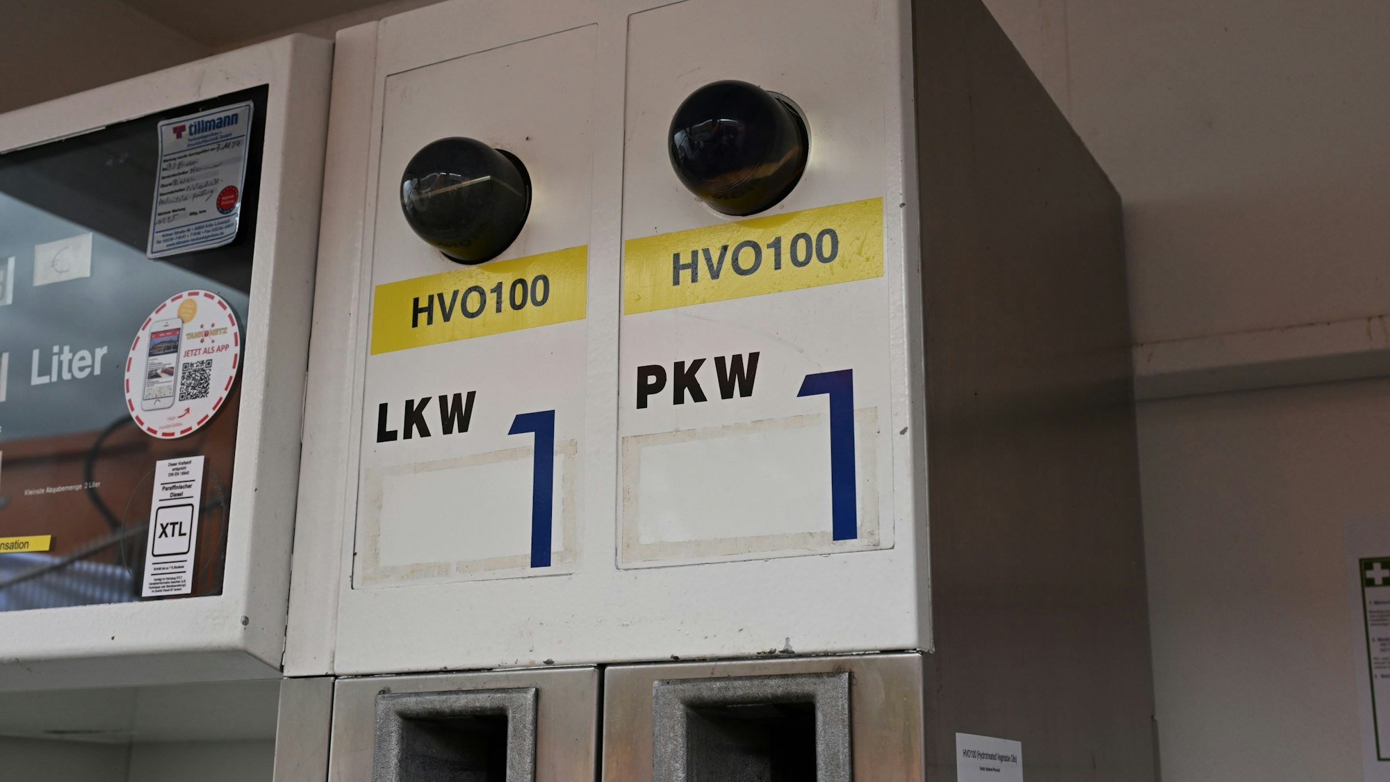 Zu sehen ist eine Zapfsäule mit HVO100-Kraftstoff.