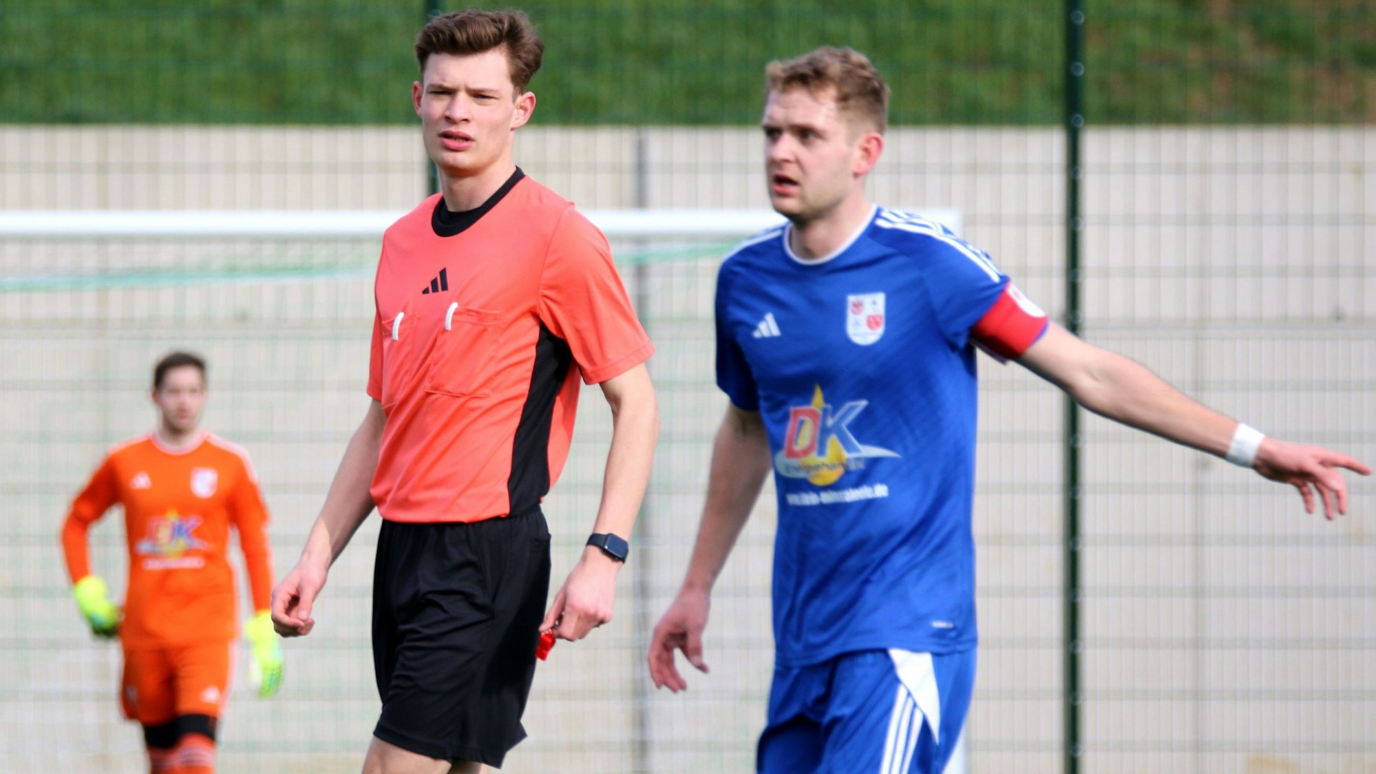 Dahlems Kapitän Niklas Hahn hat Redebedarf mit Schiedsrichter Arne Lichtenhagen.