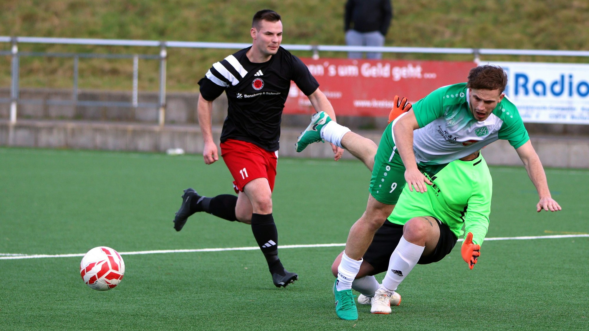 Arber Kryeziu fällt im Strafraum. Verdeckt hinter ihm der Torwart, der ihn zu Fall gebracht hat.