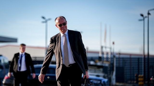 02.03.2026, Brandenburg, Schönefeld: Bundeskanzler Friedrich Merz (CDU) geht zum Airbus A350 der Luftwaffe auf dem militärischen Teil des Flughafens Berlin-Brandenburg BER für den Flug nach Washington D.C. in den USA. Der Kanzler trifft sich am Dienstag zum zweiten Mal mit dem US-Präsidenten im Weißen Haus.