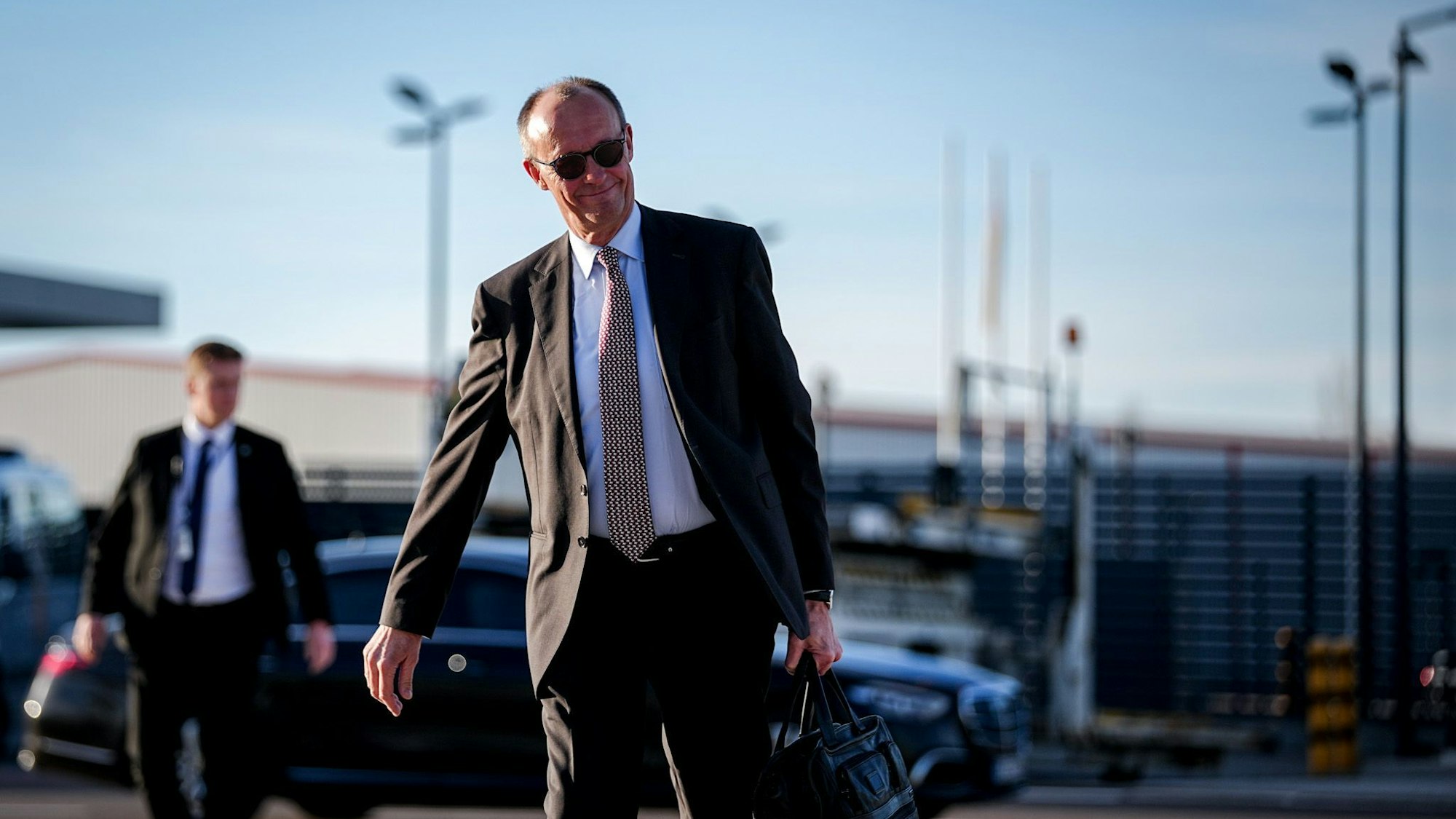 02.03.2026, Brandenburg, Schönefeld: Bundeskanzler Friedrich Merz (CDU) geht zum Airbus A350 der Luftwaffe auf dem militärischen Teil des Flughafens Berlin-Brandenburg BER für den Flug nach Washington D.C. in den USA. Der Kanzler trifft sich am Dienstag zum zweiten Mal mit dem US-Präsidenten im Weißen Haus.