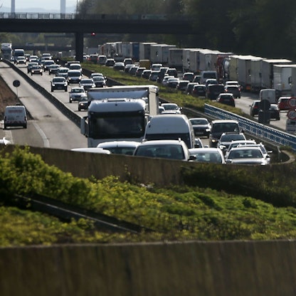 Fahrzeuge stehen auf der A1 bei Wermelskirchen im Stau (Archivfoto).