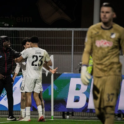 Torjubel bei Jakob Sachse (hinten) und Benjamin Zank
