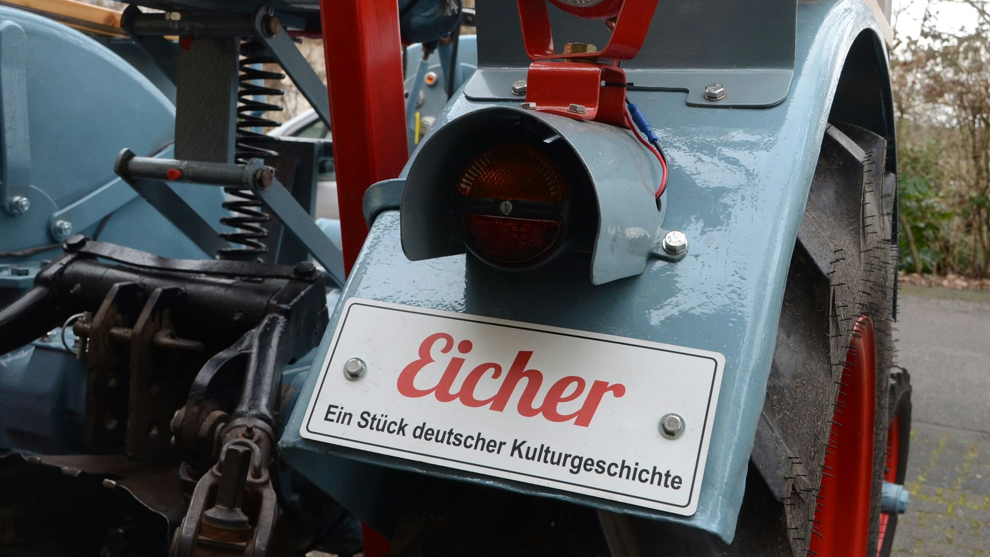 Bernd Lescrinier aus Troisdorf-Friedrich-Wihelms-Hütte hat in jahrelanger Arbeit einen Traktor aus dem Jahr 1958 restauriert