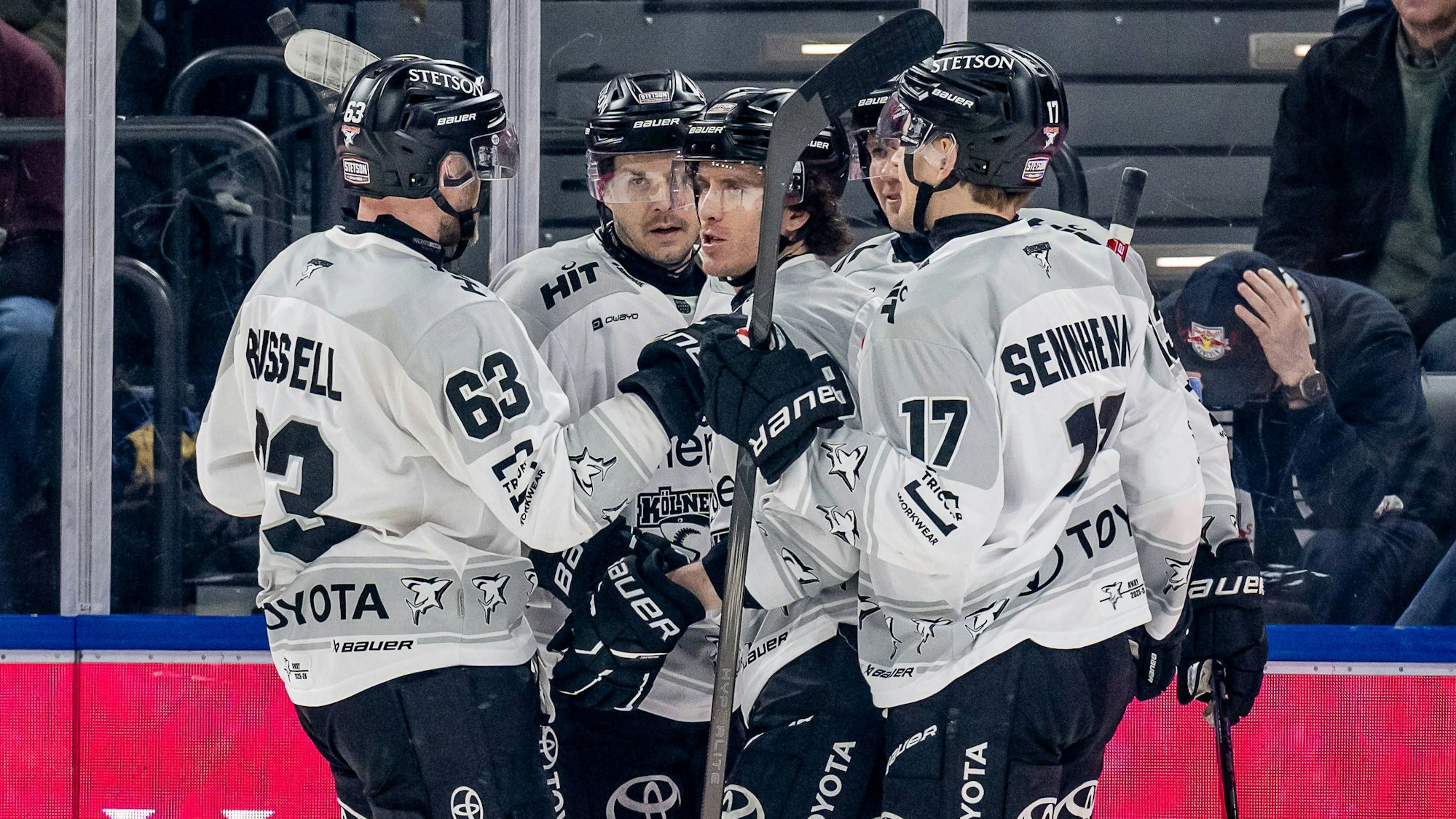 Die Kölner Haie feiern ihren Siegtorschützen Gregor MacLeod (Mitte).