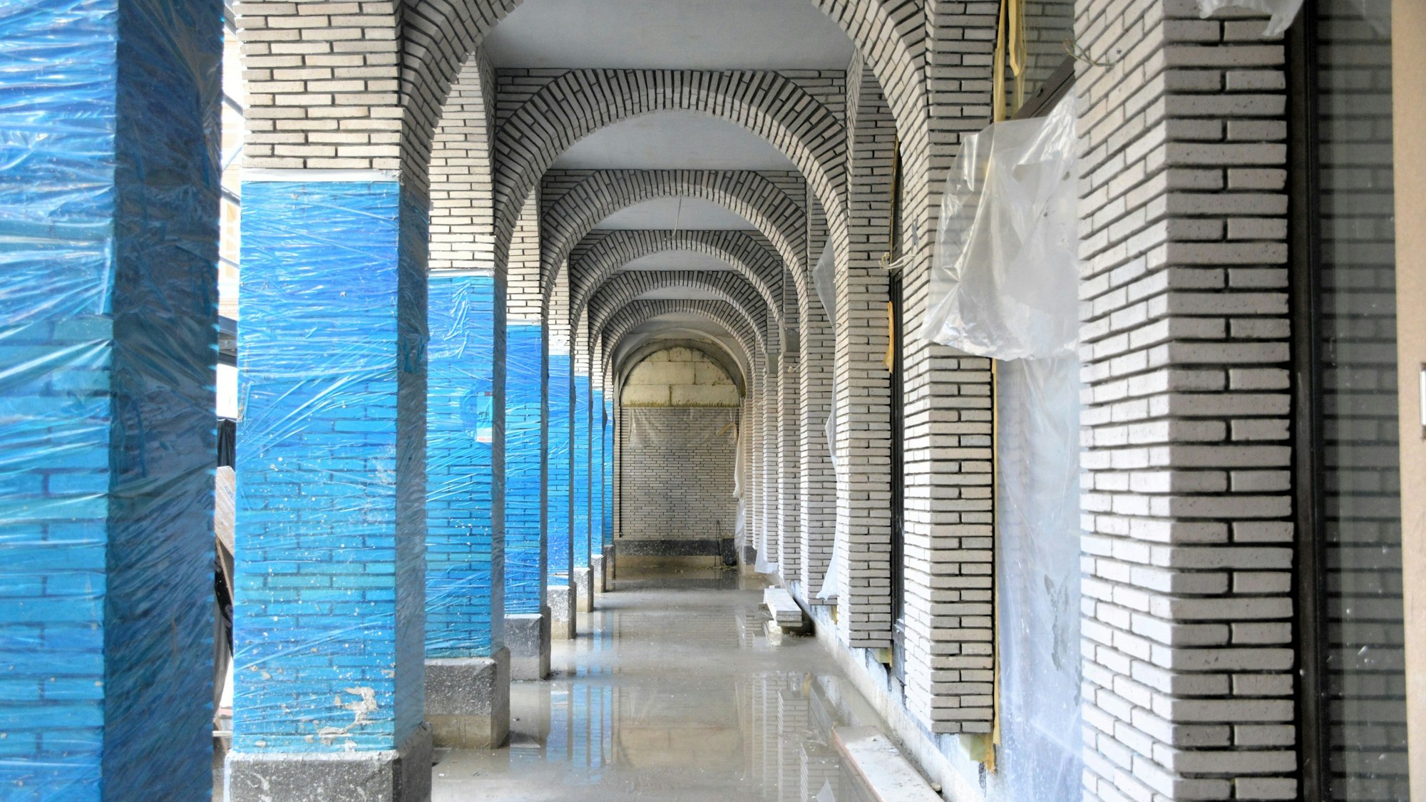 Unter Rundbögen kann man gehen.