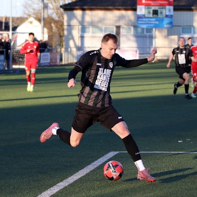 Luka Bungart dringt mit Ball am Fuß in den Strafraum ein.
