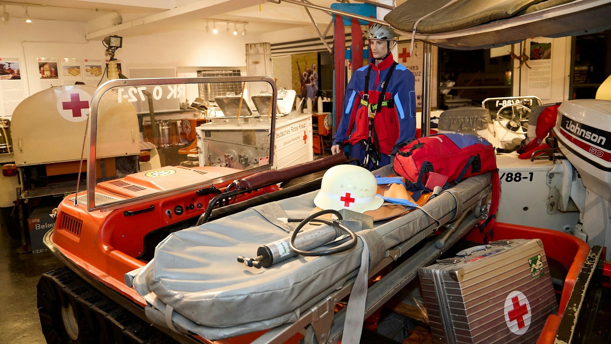 Das Bild zeigt ein Sammelsurium von Ausstellungsstücken im Rotkreuzmuseum in Vogelsang.