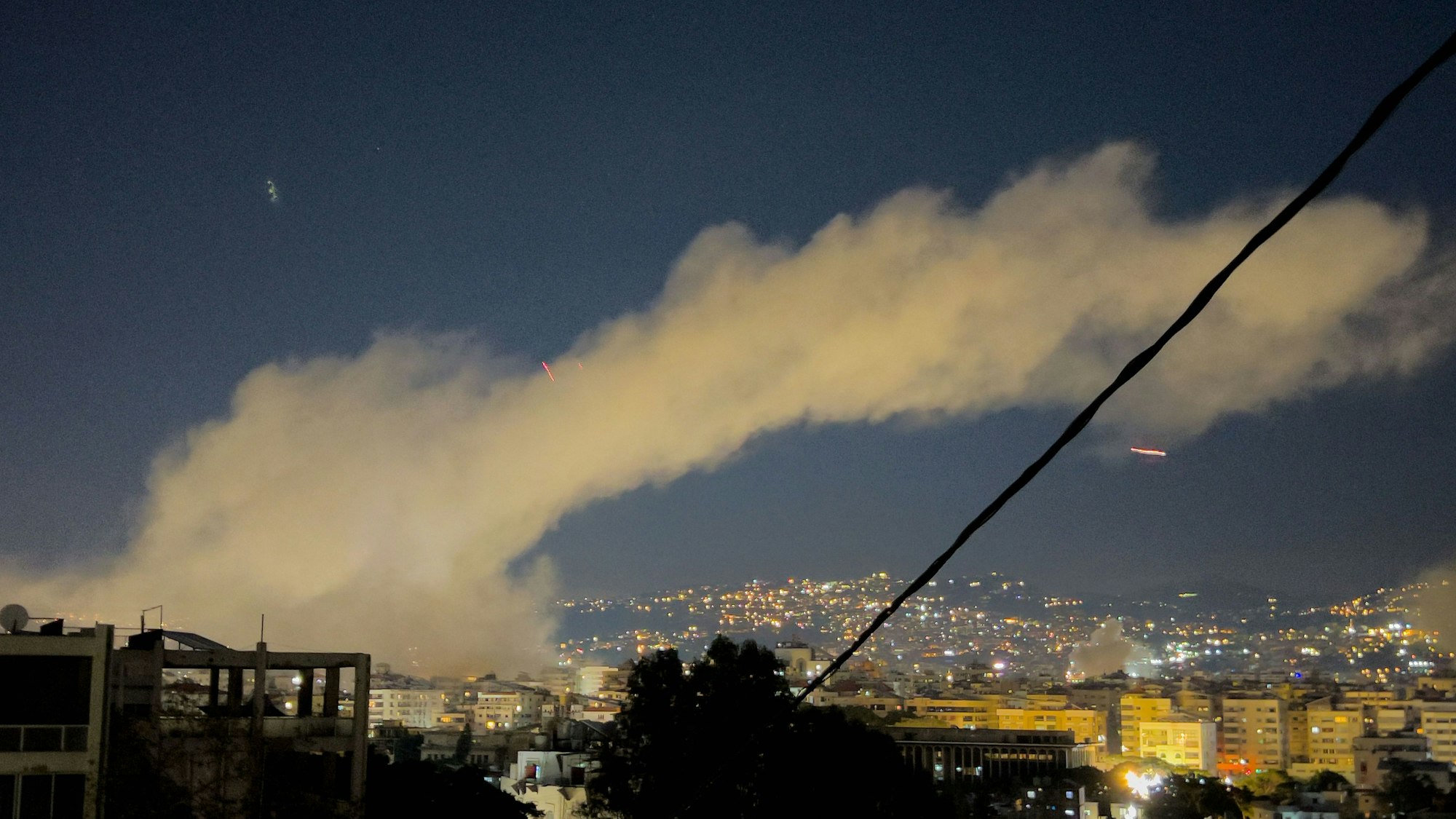 dpatopbilder - 02.03.2026, Libanon, Beirut: Rauch steigt auf von israelischen Luftangriffen auf Dahieh, einem südlichen Vorort von Beirut. Foto: Hussein Malla/AP/dpa +++ dpa-Bildfunk +++